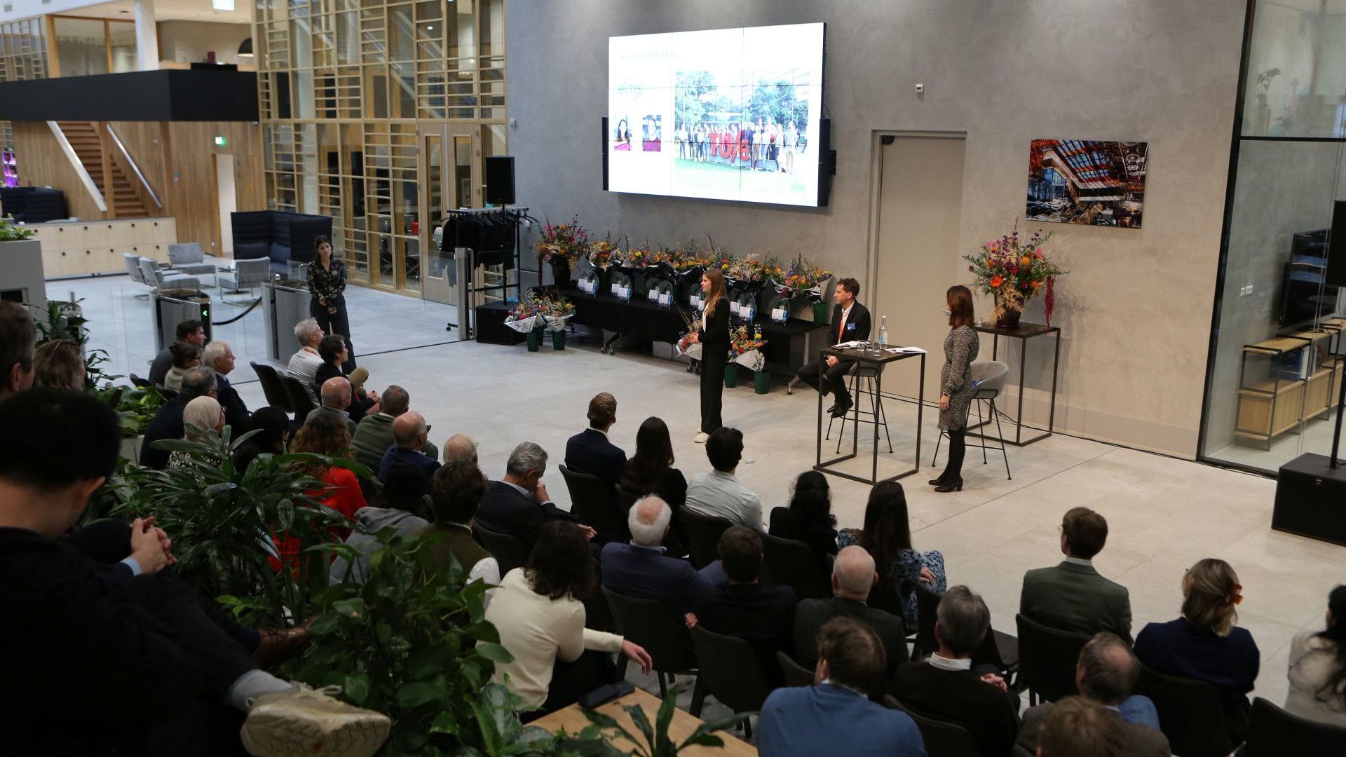Meike Rijsdijk presenting her thesis.